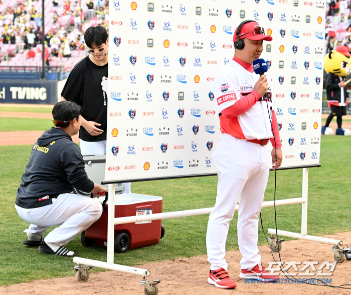 '꽃에 물 주듯' 데뷔 첫 승 이범호 감독, 짜릿한 물세례로 받은 축하 …