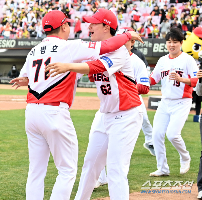 '꽃에 물 주듯' 데뷔 첫 승 이범호 감독, 짜릿한 물세례로 받은 축하 …