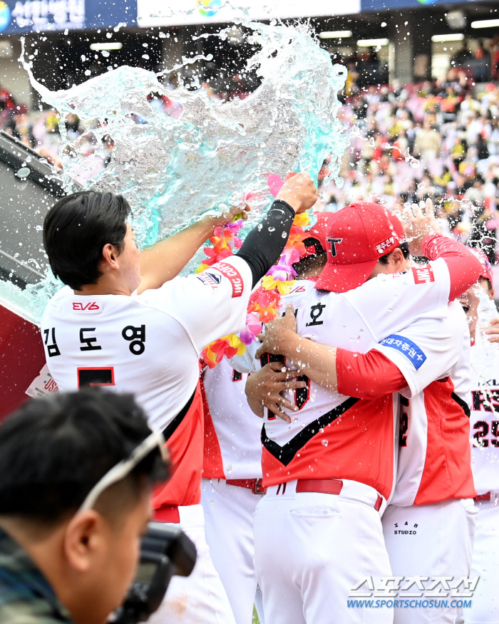 '꽃에 물 주듯' 데뷔 첫 승 이범호 감독, 짜릿한 물세례로 받은 축하 …