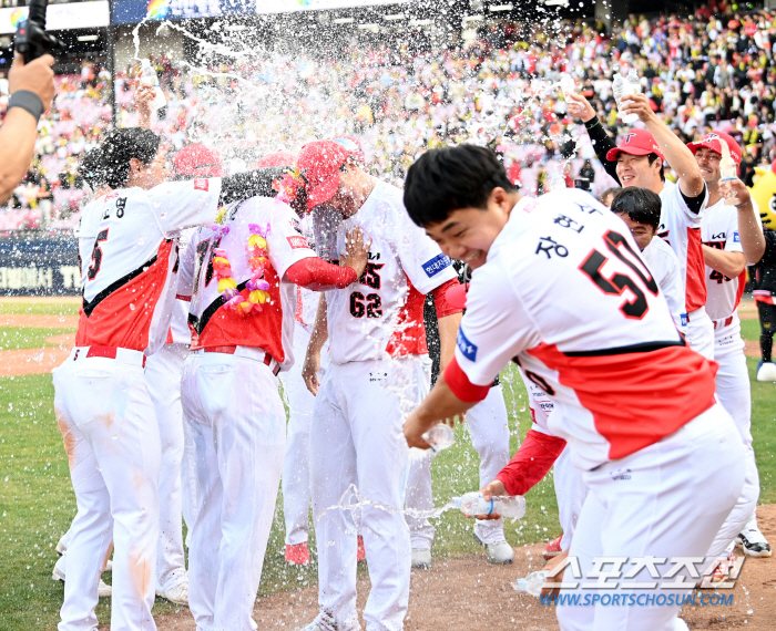 '꽃에 물 주듯' 데뷔 첫 승 이범호 감독, 짜릿한 물세례로 받은 축하 …