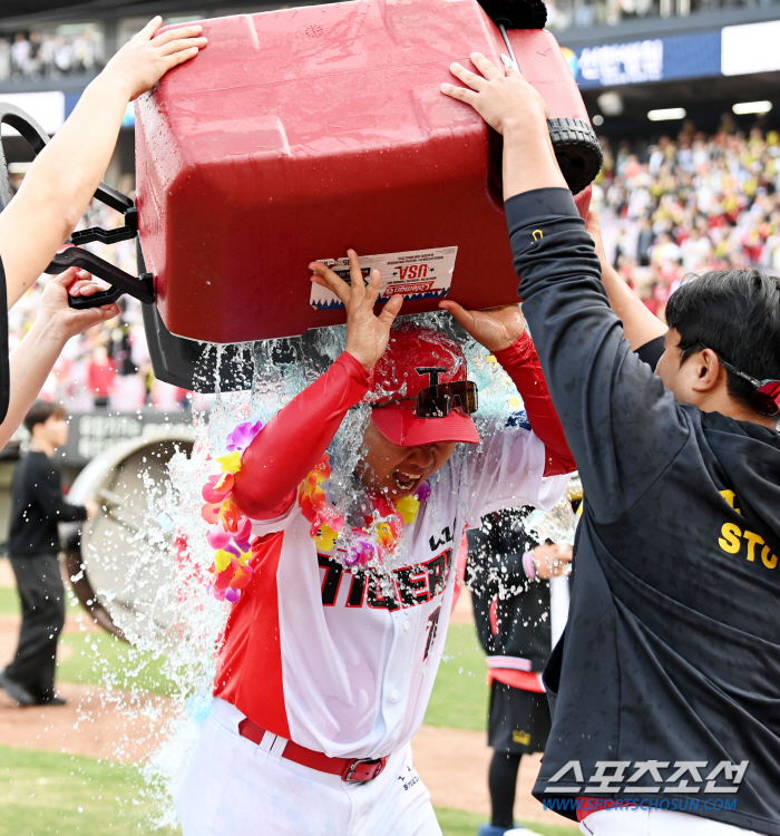 '꽃에 물 주듯' 데뷔 첫 승 이범호 감독, 짜릿한 물세례로 받은 축하 …