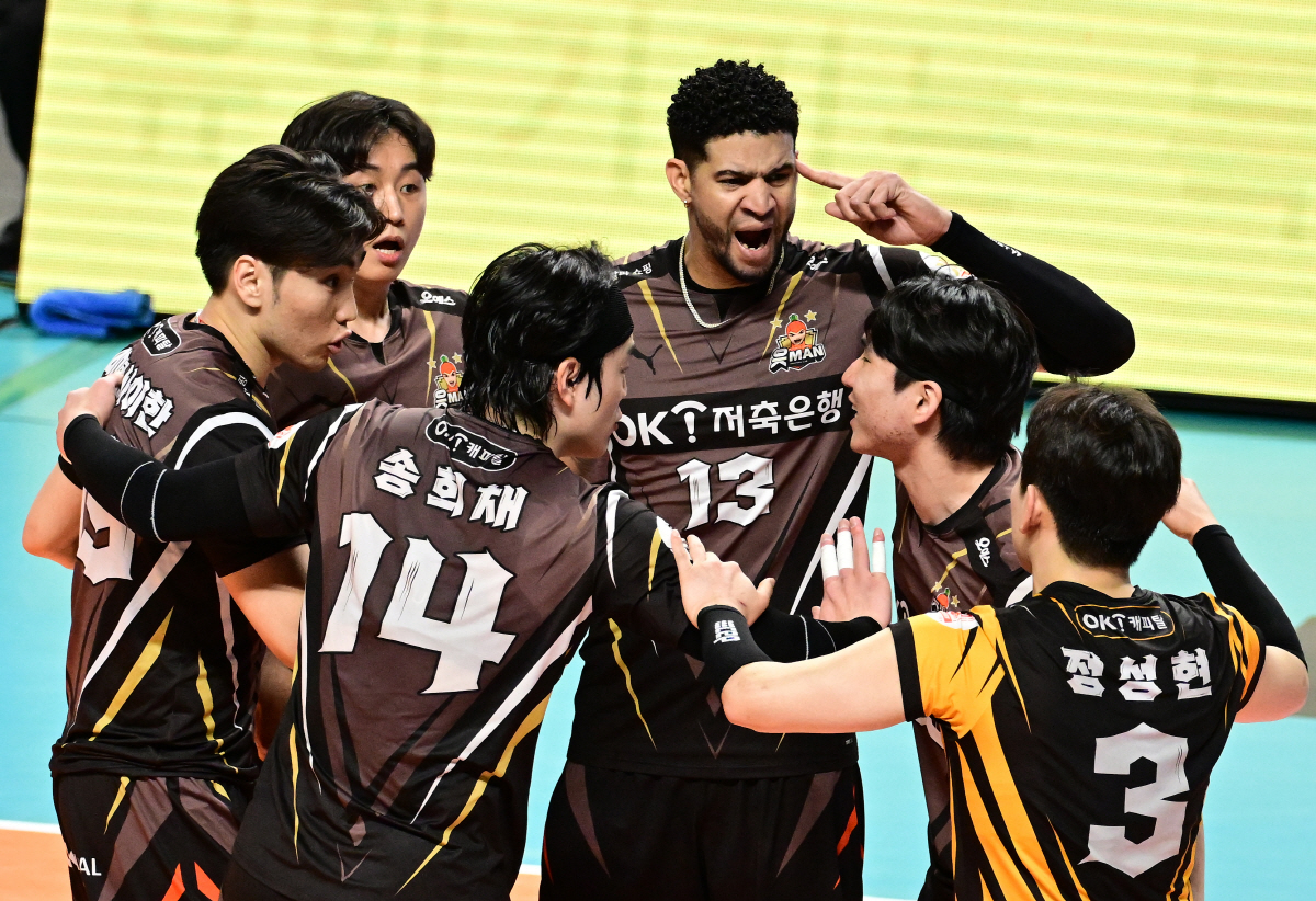 챔프전 진출 88.9% 잡았다! OK금융그룹, 풀세트 접전 끝 우리카드에…