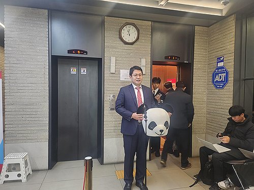 (서울=연합뉴스) 안채원 기자 = 국민의힘 홍정석 용인을 예비후보가 15일 서울 여의도 당사에서 공천 면접 심사를 마친 뒤 기자들과 인터뷰를 하고 있다. 2024.2.15 chaewon@yna.co.kr