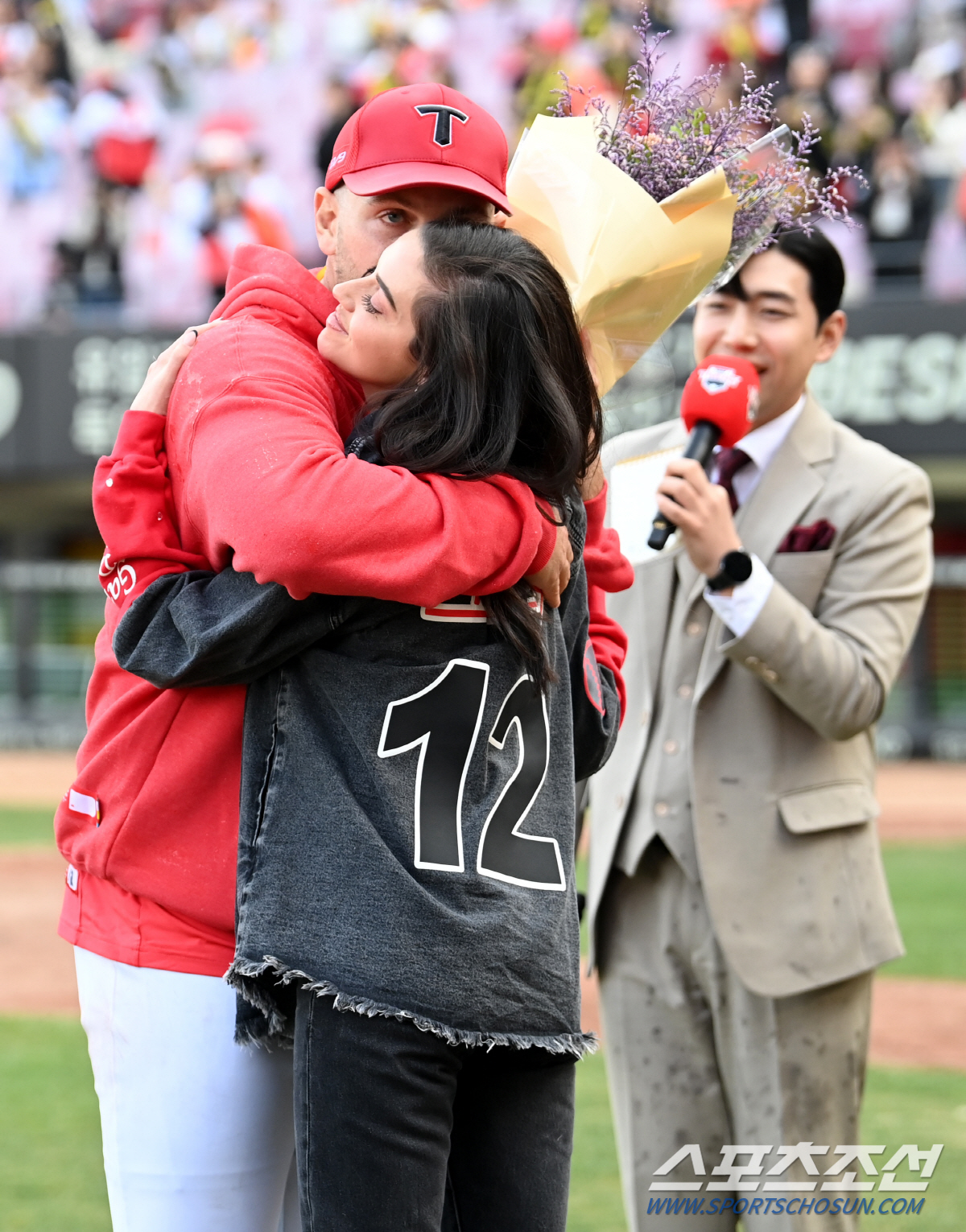 KBO 첫 승 크로우, 새벽 3시 한국 도착한 아내와 뜨거운 포옹으로 나…