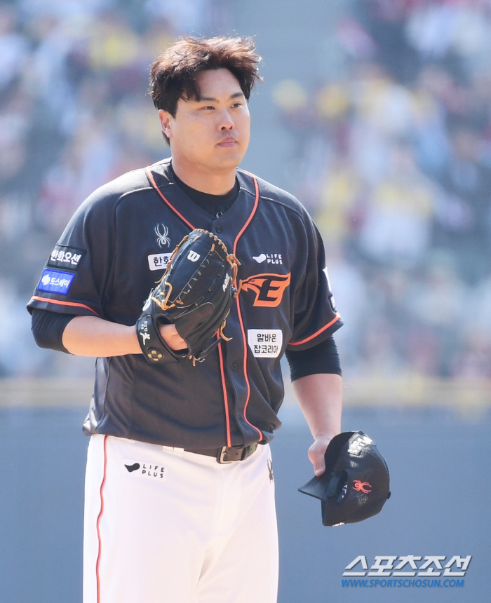 "한국을 빛내고 오셨으니…" 4188일 만에 돌아온 '괴물', 90도 인…