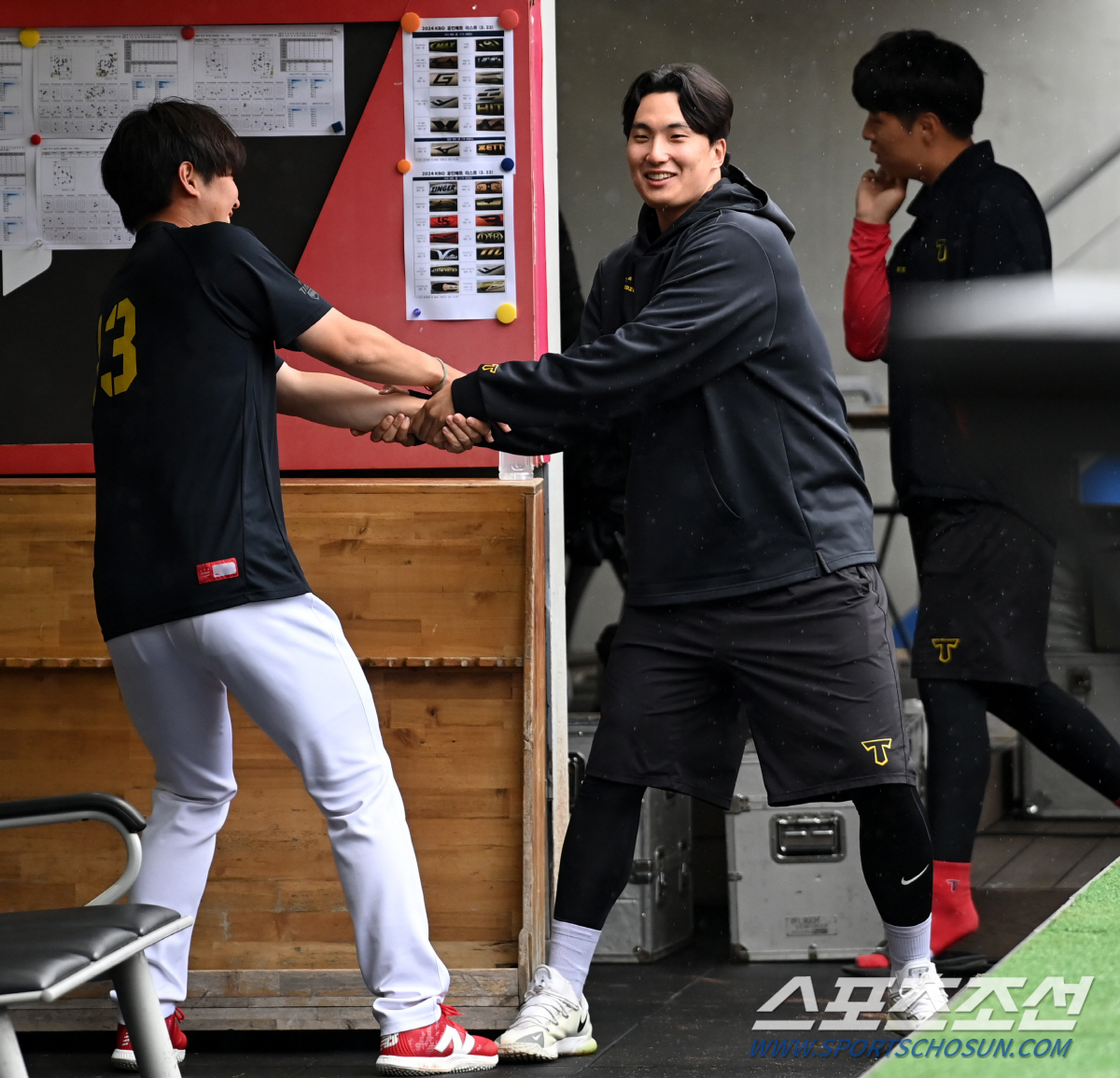 '우천 취소라니...' 손 흔들며 나타난 정해영과 윤영철, 아쉬운 팬심 …