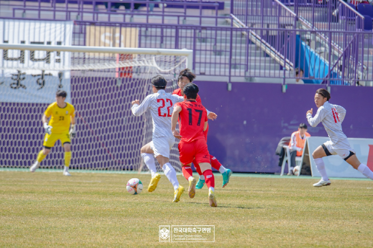 "실망스럽다" 긴장감→디테일의 차이 韓 대학축구, 이번에도 일본에 고개 …