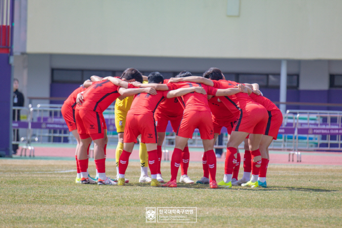 "실망스럽다" 긴장감→디테일의 차이 韓 대학축구, 이번에도 일본에 고개 …