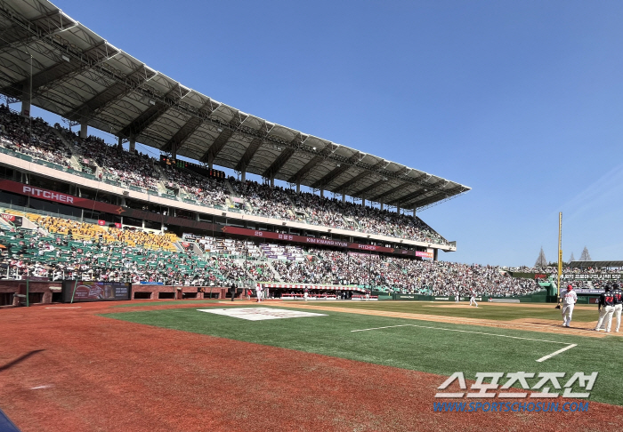 만개한 야구의 봄...사상 첫 2년 연속 전구장 매진, 900만 시대의 …