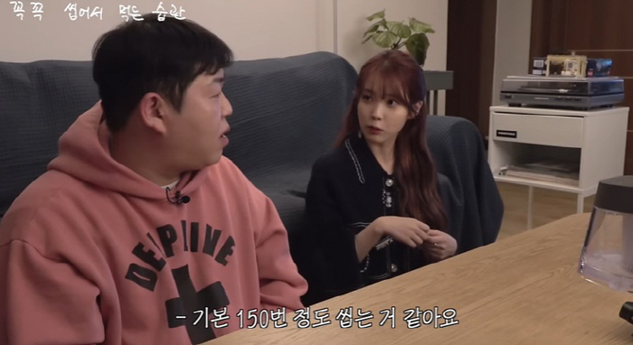 아이유, 이래서 말랐나 "기본 150번 씹어 먹어, 치아에 무리갈 정도"…