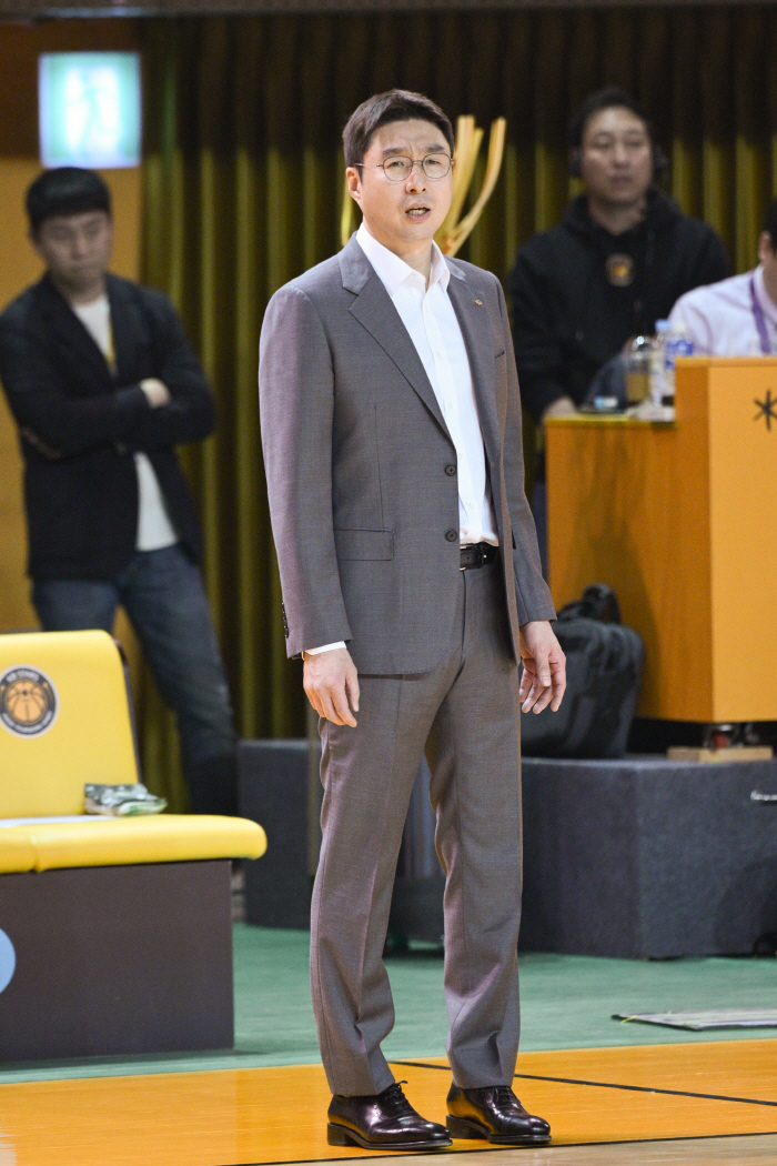 [현장인터뷰] '첫 홈경기 패배' 김완수 KB 감독 "기록은 깨지라고 있는 것.. 약 됐을 것"