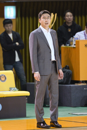 [현장인터뷰] '첫 홈경기 패배' 김완수 KB 감독 