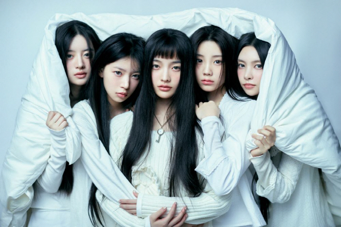 "하이브 막내 걸그룹 '아일릿' 만나요"…신세계백화점, 강남점에 '위버스…