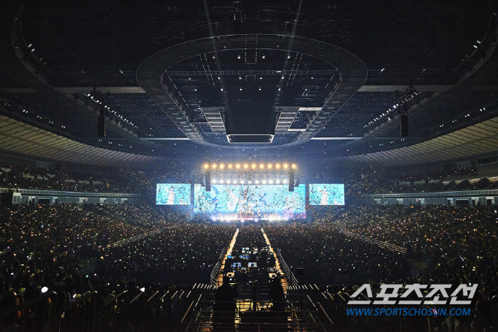 아이유, 월드투어 日공연도 성공적 마무리…열정 라이브+퍼포먼스에 '폭발적…
