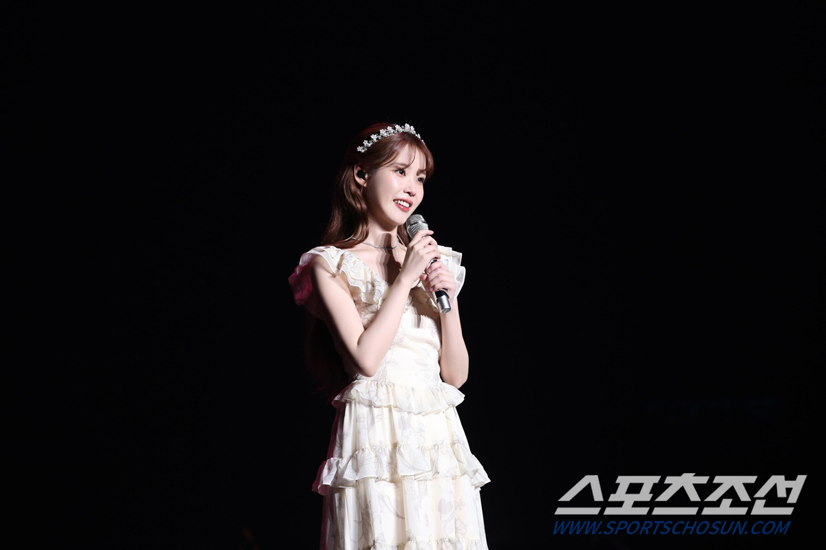 아이유, 월드투어 日공연도 성공적 마무리…열정 라이브+퍼포먼스에 '폭발적…
