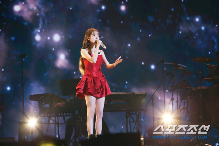 아이유, 월드투어 日공연도 성공적 마무리…열정 라이브+퍼포먼스에 '폭발적…