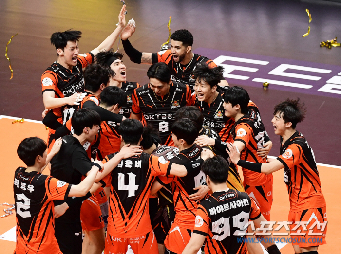 88.89% 확률 거머쥔 OK금융그룹, 8년만의 축포 홈에서 터뜨릴까