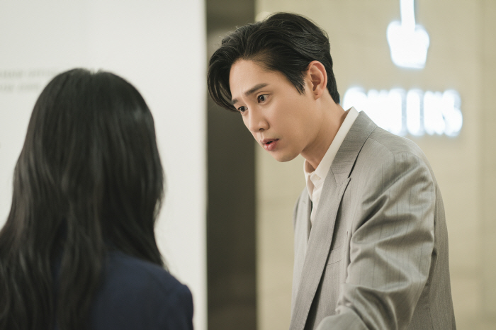 소름돋는 긴장감 메이커..박성훈, '눈물의 여왕' 파고든 존재감