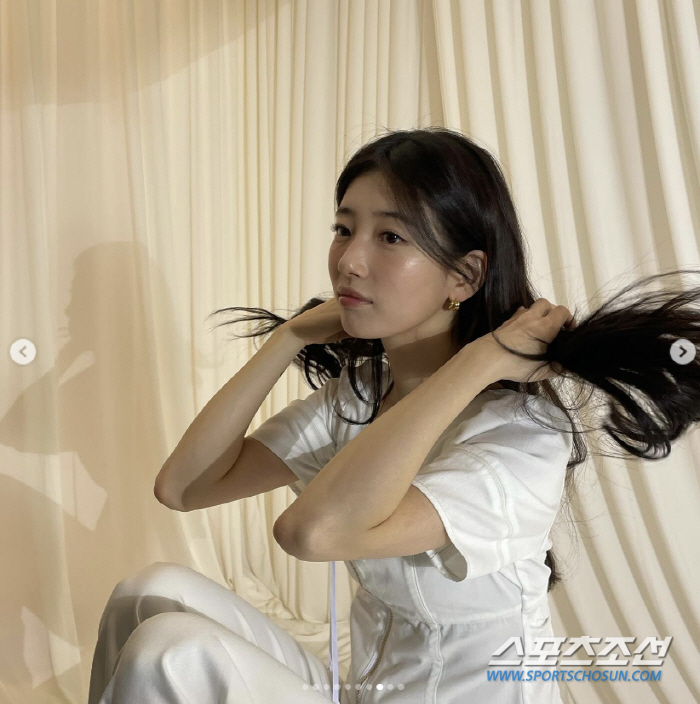 '막 찍어도 화보' 수지, 얼굴 얼마나 작으면 햄버거 사이즈…너무 마른 …