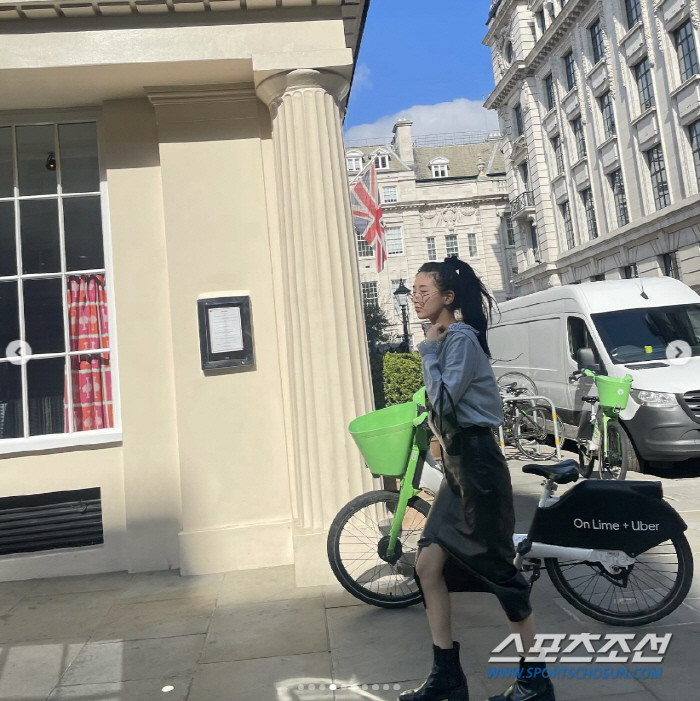 '막 찍어도 화보' 수지, 얼굴 얼마나 작으면 햄버거 사이즈…너무 마른 …