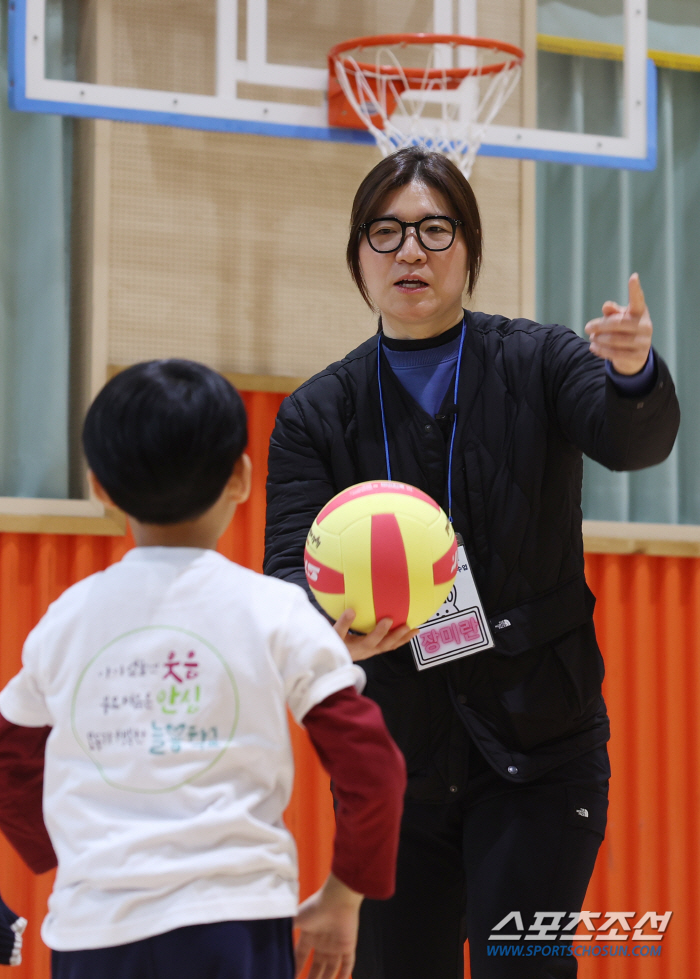 '역도 레전드'장미란 차관,늘봄학교 일일 체육교사 변신