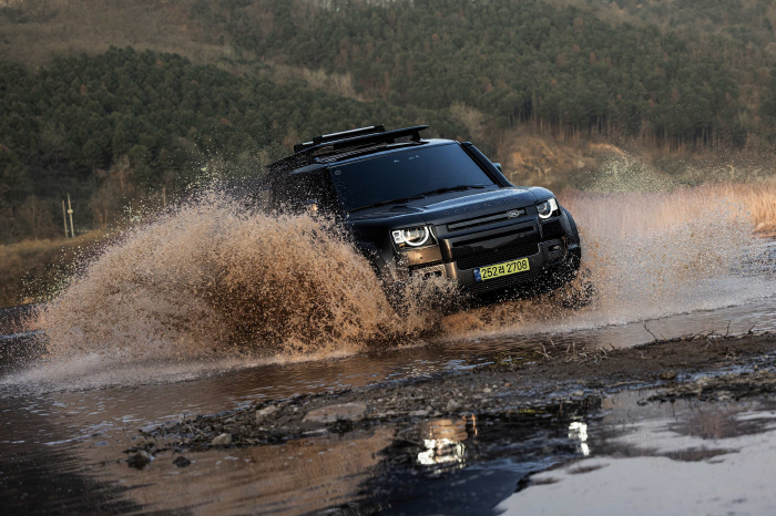 JLR코리아, 2024년형 '올 뉴 디펜더 130 P400 아웃바운드' …