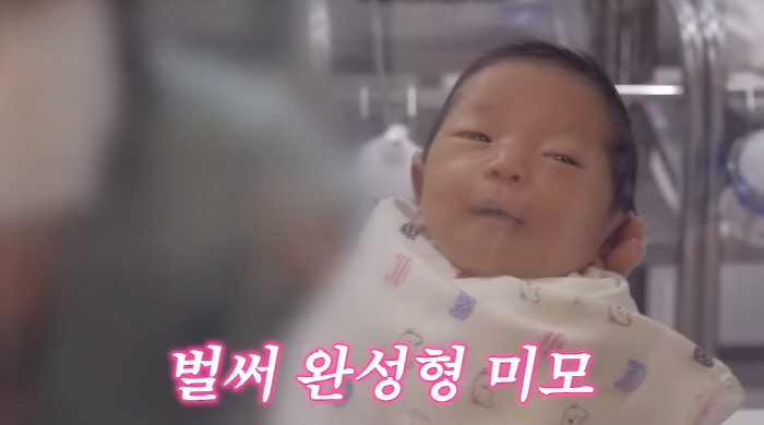 "나도 남편도 무쌍인데" 박슬기, 생후 6일 딸 공개…짙은 쌍꺼풀+보조개…