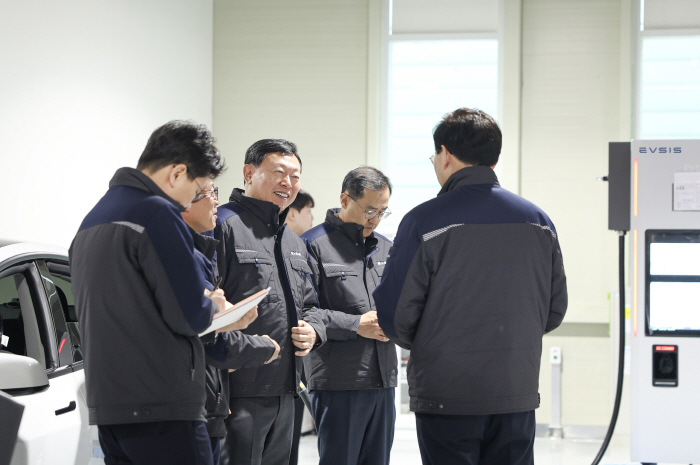 신동빈 롯데 회장, 현장경영 보폭 확대…이브이시스 청주 신공장 방문