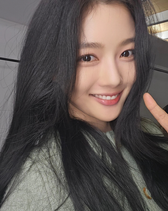 "24세에 이미 완성된 미모"…김유정, 흔들린 셀카 뚫고 나온 눈부신 이…