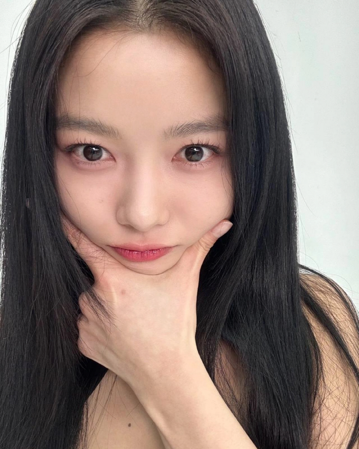 "24세에 이미 완성된 미모"…김유정, 흔들린 셀카 뚫고 나온 눈부신 이…