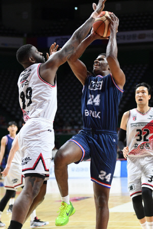 '현대모비스 6위 확정' KCC, 정관장 91-88 물리치고 최소 5위 확보