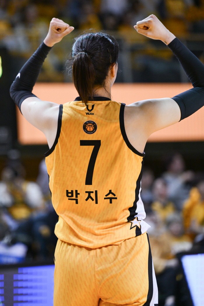 [챔프2차전 현장분석] 박지수가 지배했고, 박지수가 끝냈다. 37P-20R 완벽 경기지배력. KB 64대60, 혈투 끝 우리은행에 승리. 챔프전 1승1패 원점