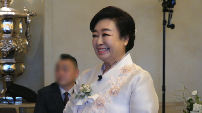 “대한민국 연예인 다 왔다!” 혜은이 딸 결혼식에 톱스타들 총출동 (같이…