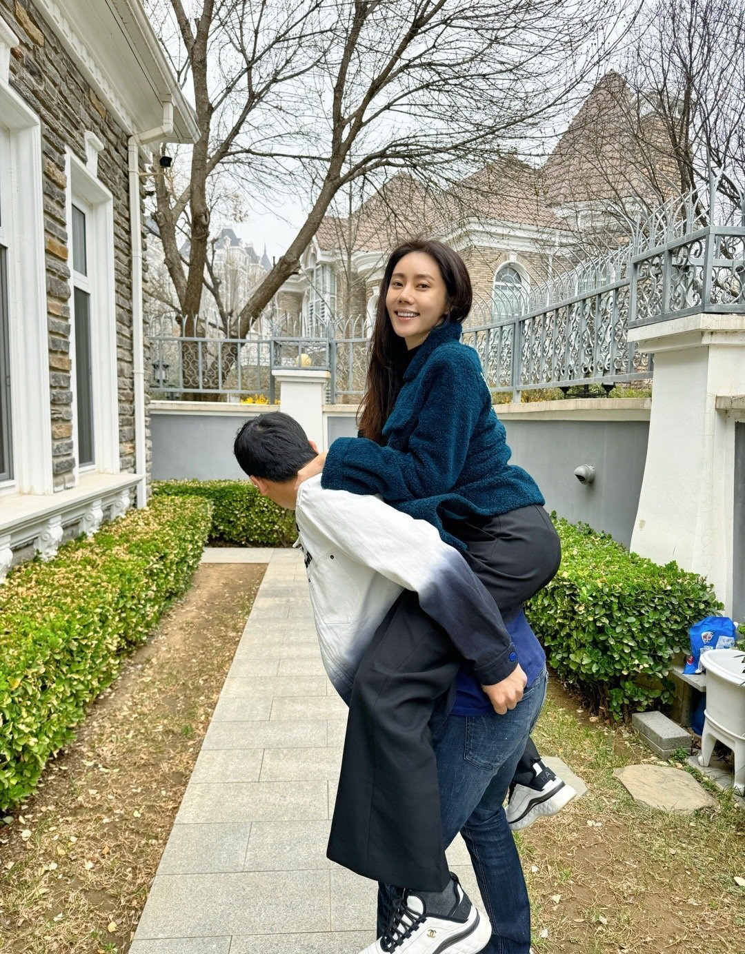'추자현♥' 우효광, 불륜설 잠재운 달달 근황...만취한 아내 업고 특급…