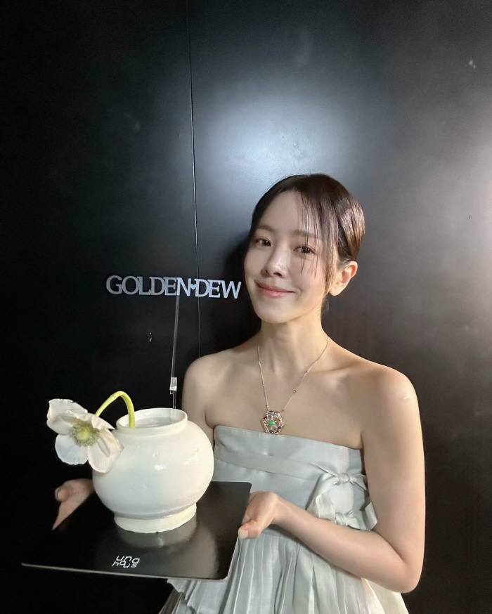 "저고리는 어디갔어?' 한지민, 어깨 드러낸 한복 패션에 섹시美 폭발