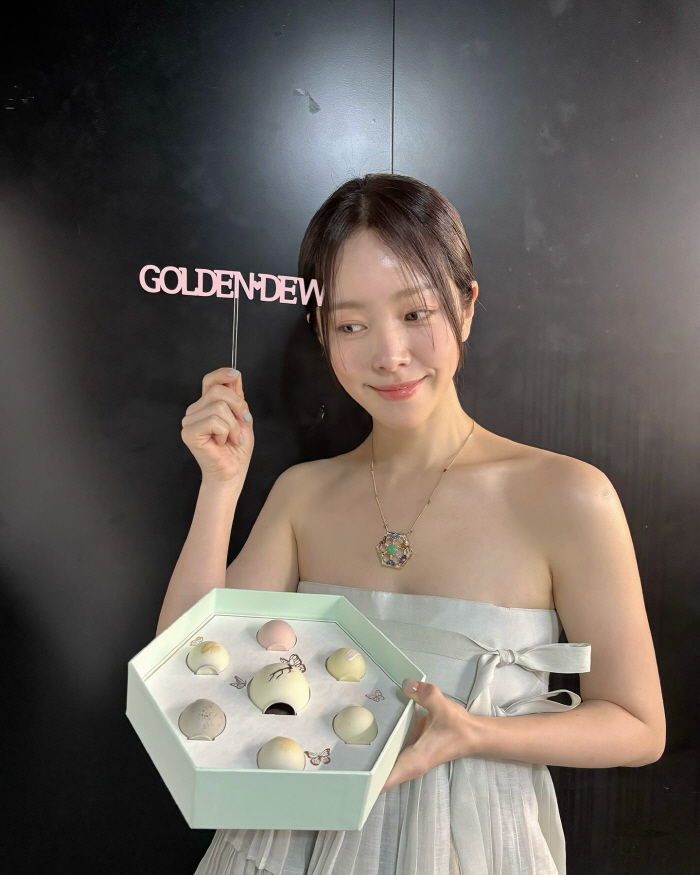 "저고리는 어디갔어?' 한지민, 어깨 드러낸 한복 패션에 섹시美 폭발