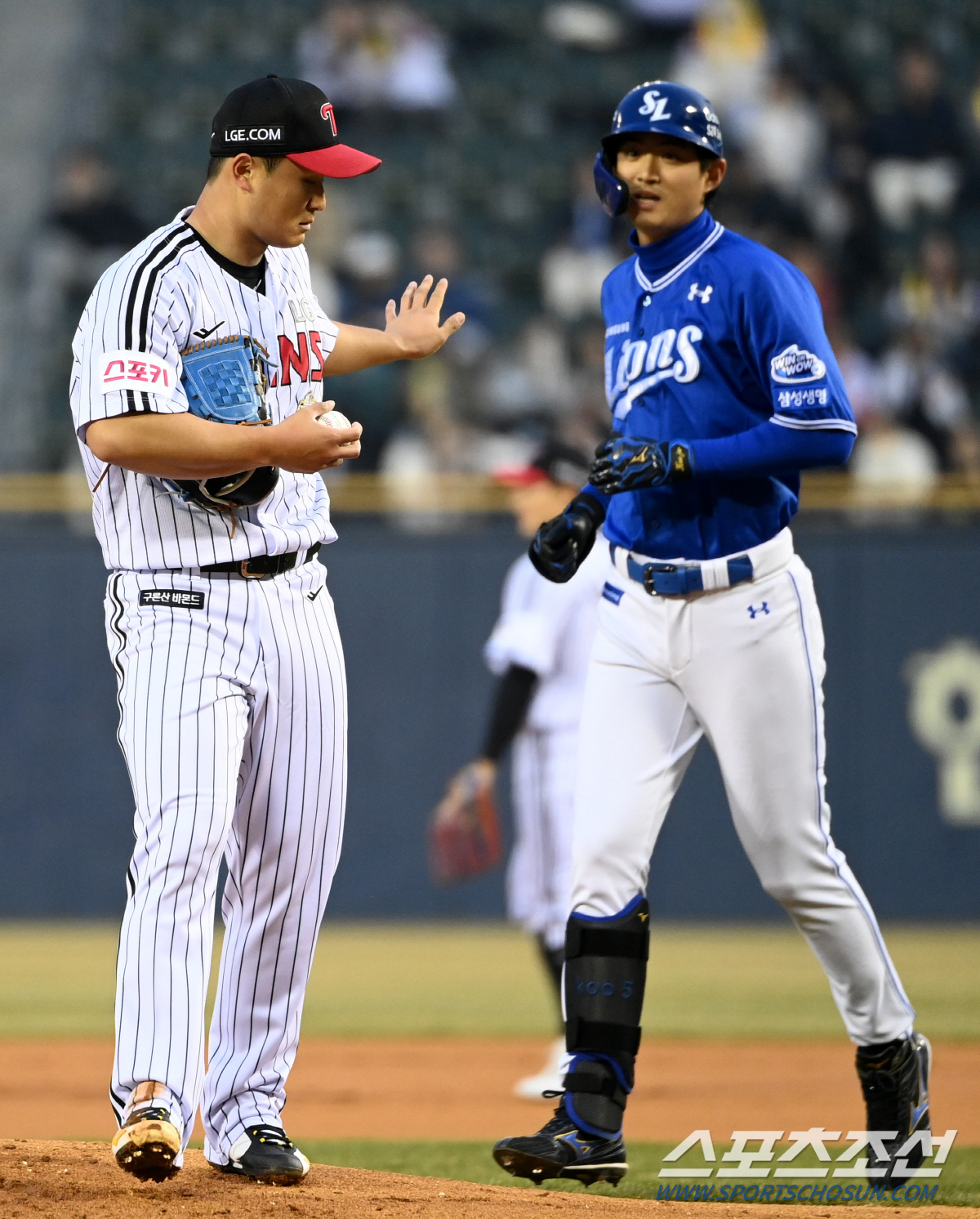 12회말 허무한 도루 실패. 투수 15명 투입 총력전. 삼성,LG 2-2…