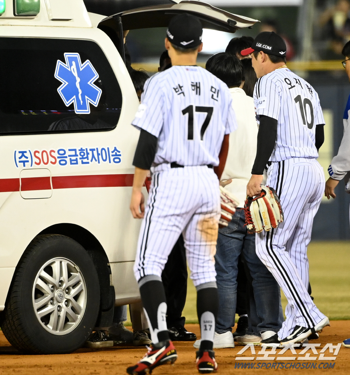 '큰 부상 아니길' 병원 향하는 류지혁 걱정에 끝까지 자리 떠나지 못한 …