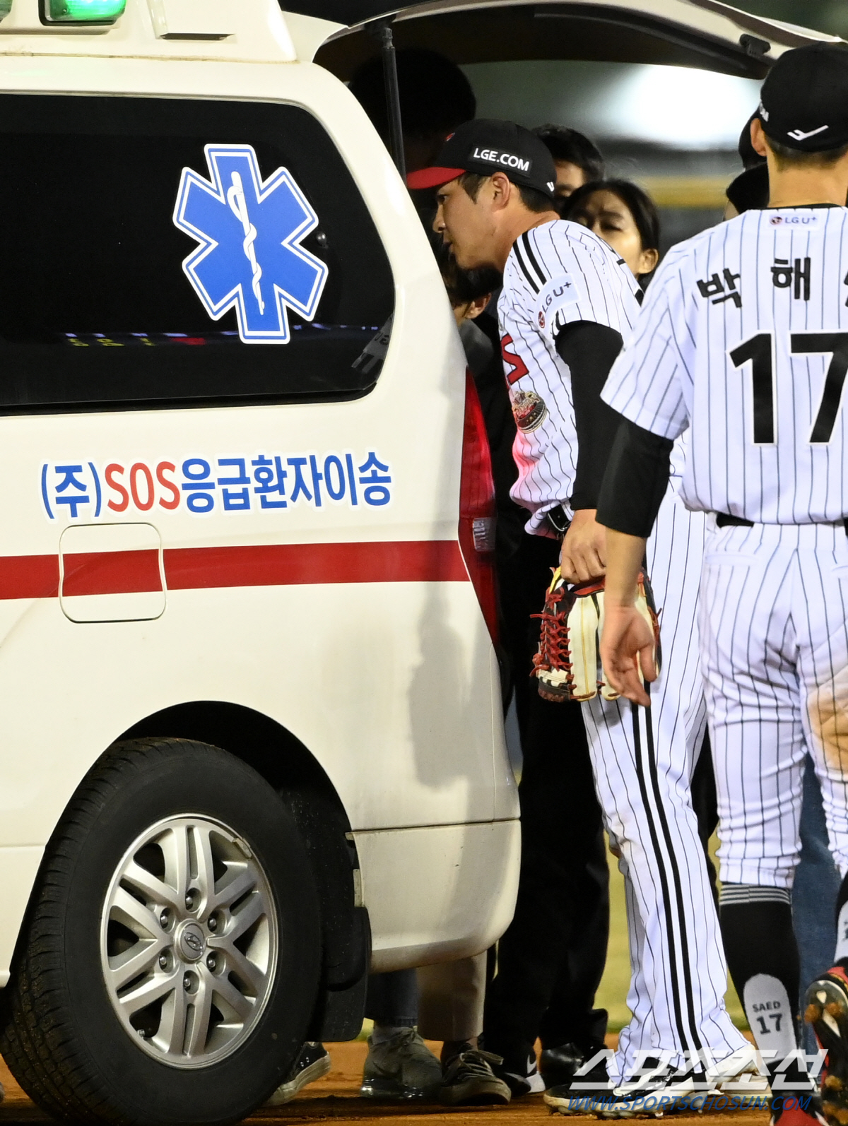 '큰 부상 아니길' 병원 향하는 류지혁 걱정에 끝까지 자리 떠나지 못한 …