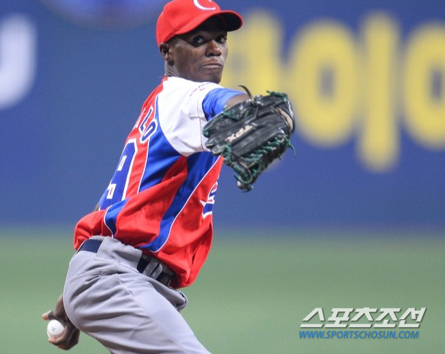 한국 MVP, 20승 투수도 재계약 실패한 일본인데... 육성 외국인이 12년을 뛴다. 쿠바 왼손 투수 2028년까지 계약발표[NPB]