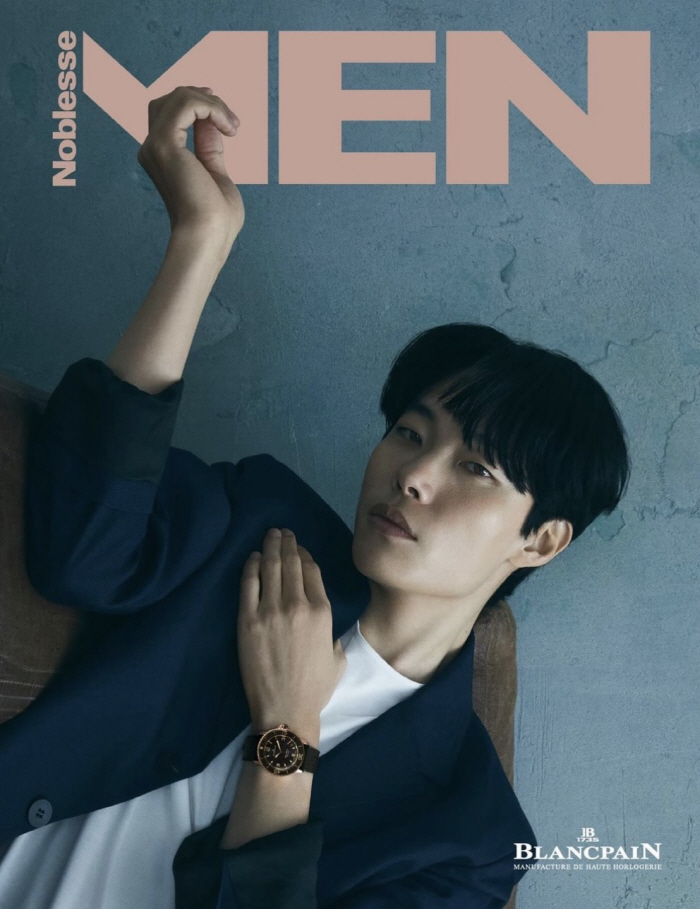 [SC이슈] ♥한소희 이어 류준열도 열일ing…나란히 화보 컷 공개