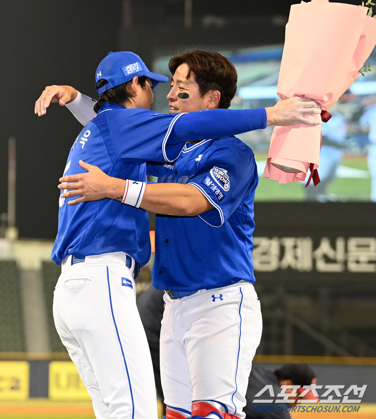 '2237' 레전드가 자신의 기록이 깨진 날 '2238' 후배를 찾아왔다…