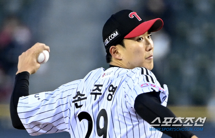 50억 FA가 극찬한 '돌같은 148km 직구' 통했다. 120억 타자 …