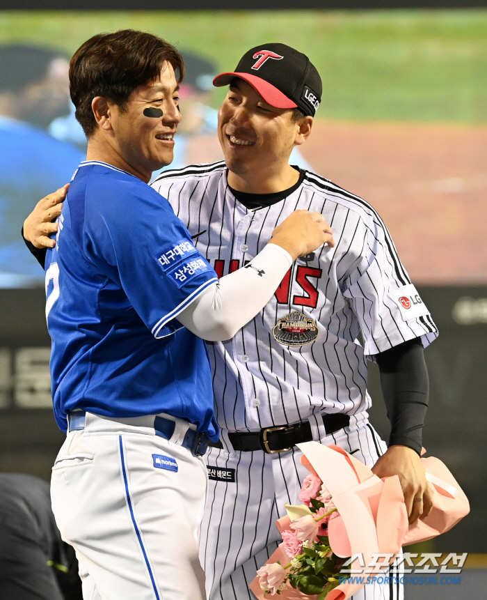 축하받고 축하하고. 강민호에 1년 전 받은 축하 돌려준 박해민, 잠실에 …