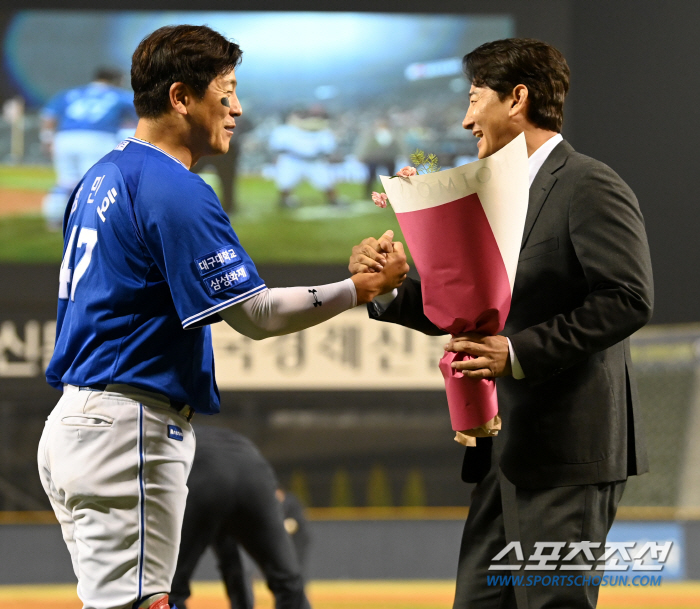 축하받고 축하하고. 강민호에 1년 전 받은 축하 돌려준 박해민, 잠실에 …