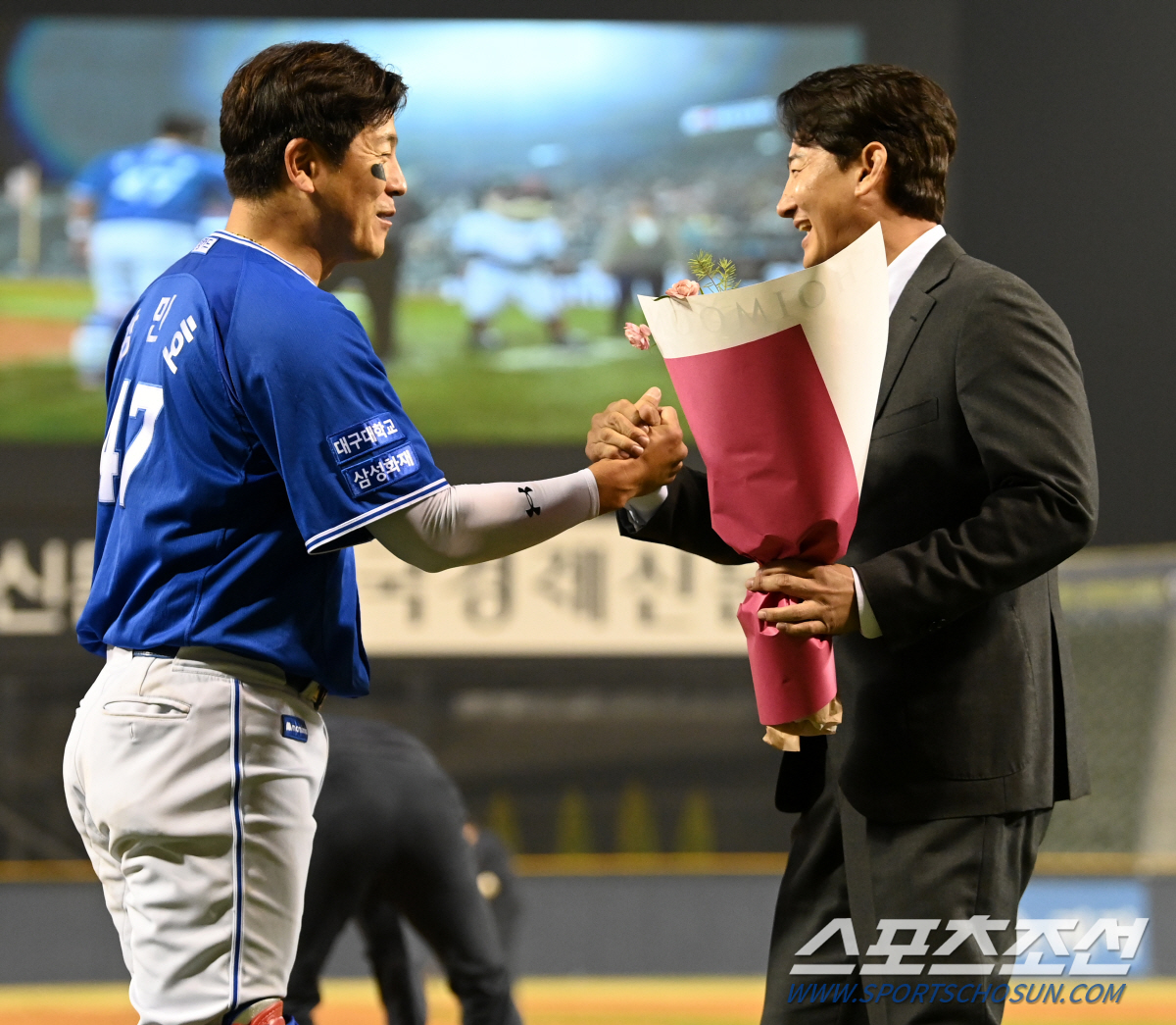 축하받고 축하하고. 강민호에 1년 전 받은 축하 돌려준 박해민, 잠실에 …