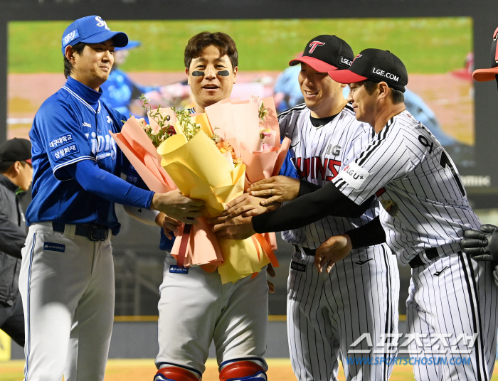 축하받고 축하하고. 강민호에 1년 전 받은 축하 돌려준 박해민, 잠실에 …