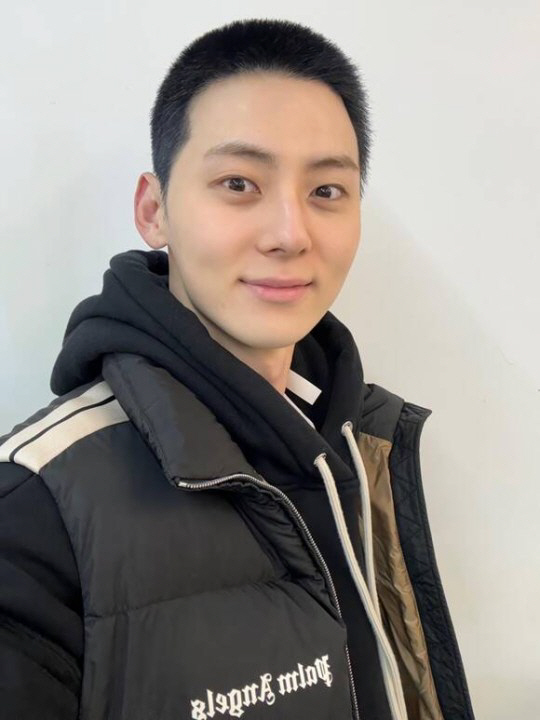 '입대' 황민현, 훈련소 근황 첫 포착...살 쏙 빠지고 더 강렬해진 눈…