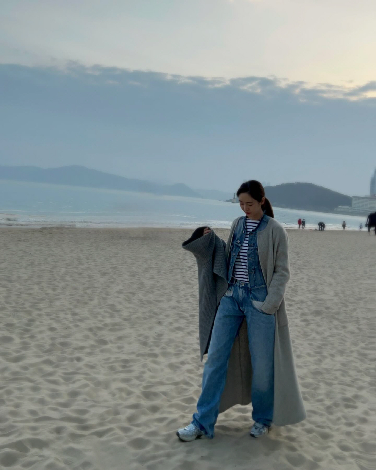 '활동 중단' 성유리, 고개 숙인 쓸쓸한 모습..홀로 바닷가 산책