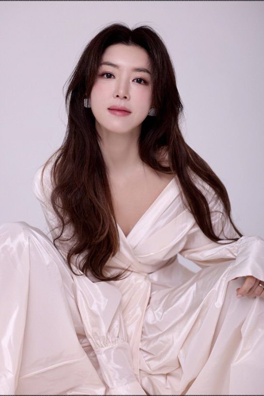 '남편 논란' 박한별, 6년 만에 웨딩 화보로 알린 복귀